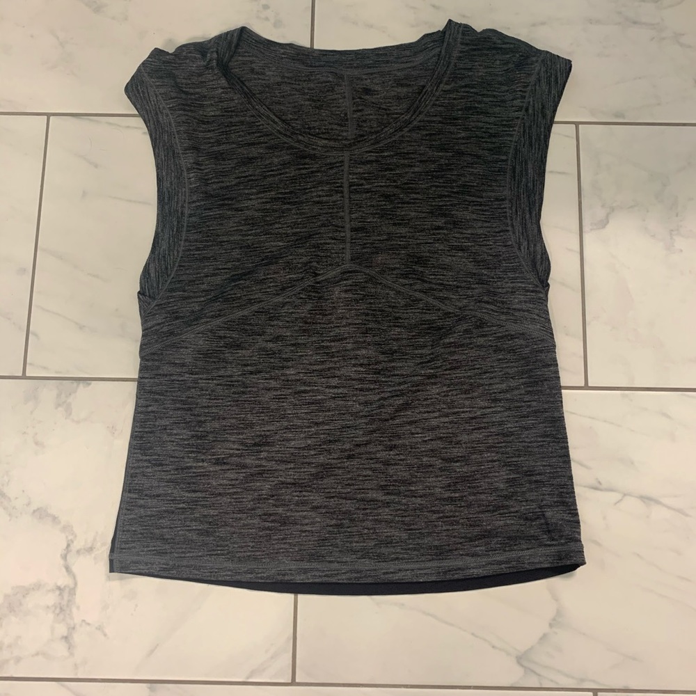 Gray and black Lululemon tee
